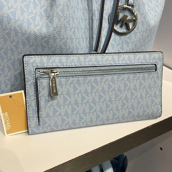 MICHAEL KORS Carson Large Signature Logo Bifold Wallet
Light Sky
NWT - Picture 7 of 16